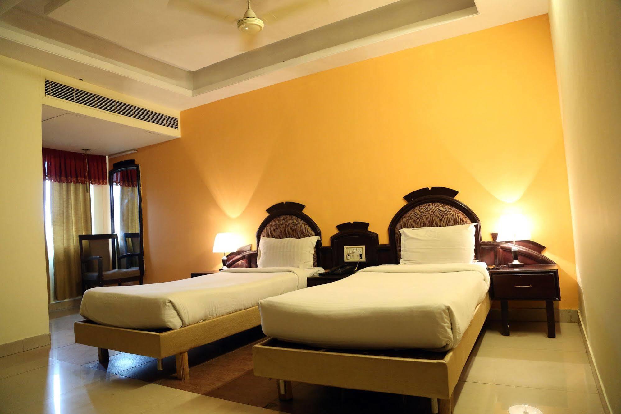 Hollyhock Hotel 3*
